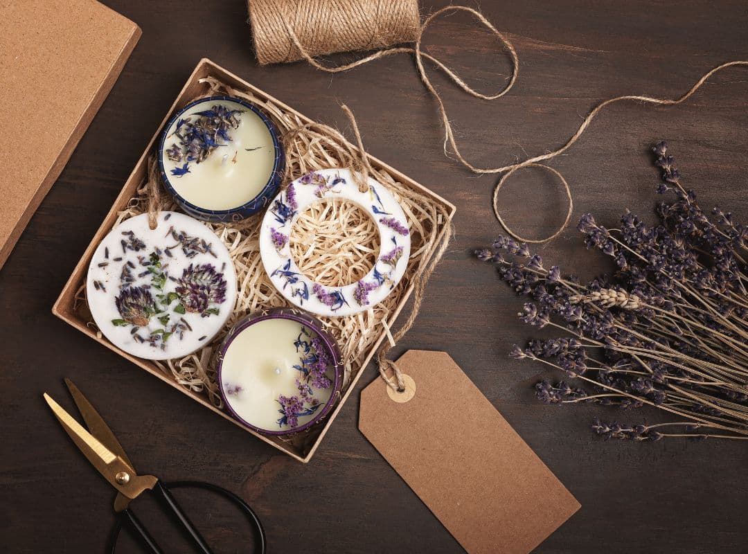 DIY Botanical Candles im Geschenkset – handgemachte Duftkerzen und Wachstaler mit getrockneten Blumen und Lavendel