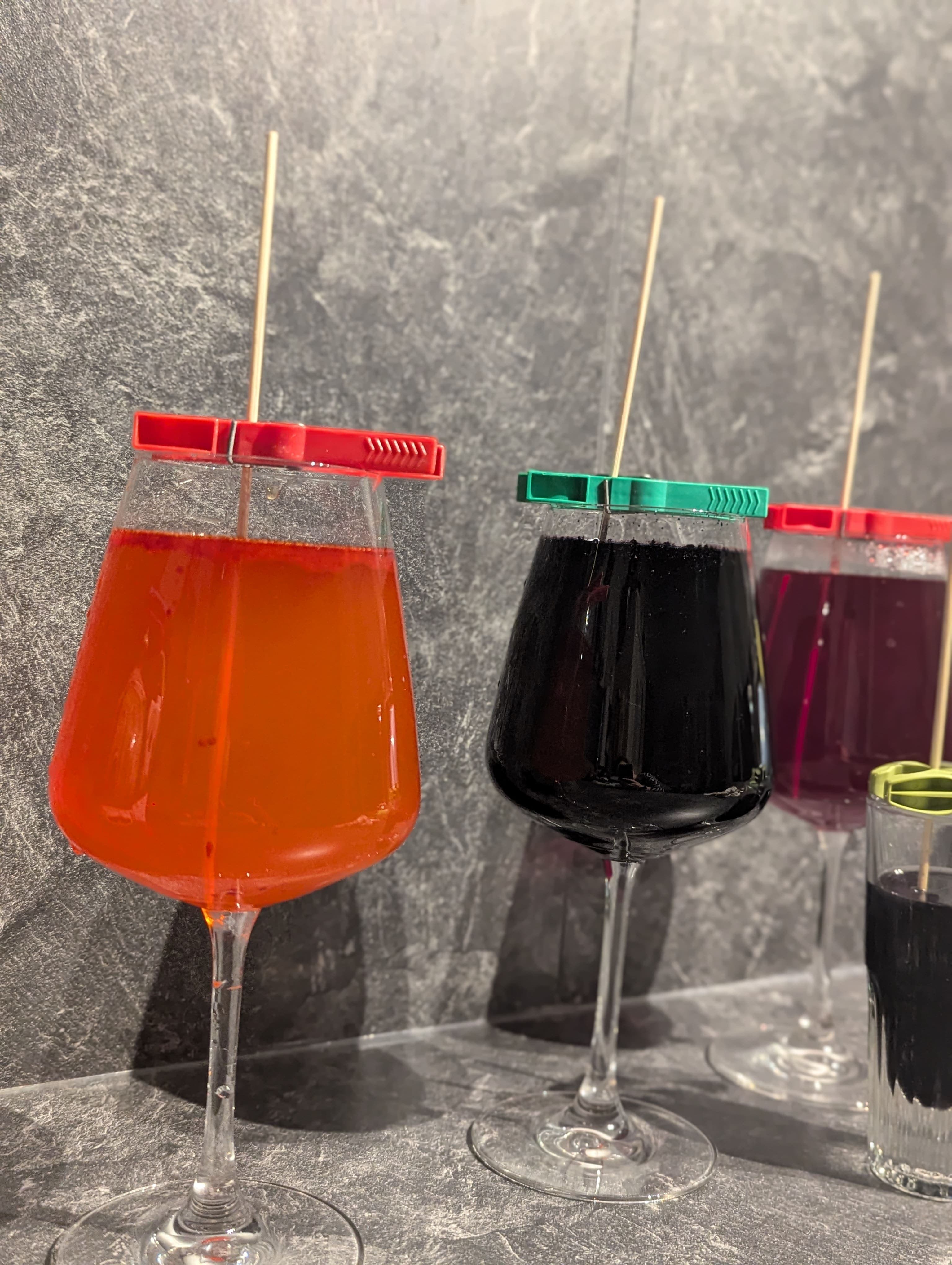 Mit nur 3 Zutaten kannst du bunten Kandiszucker ganz einfach selbst machen! 🍭 Dieses DIY-Rezept ist perfekt für Kinder, Partys oder als süßes Geschenk – ein faszinierendes Experiment und eine leckere Nascherei in einem